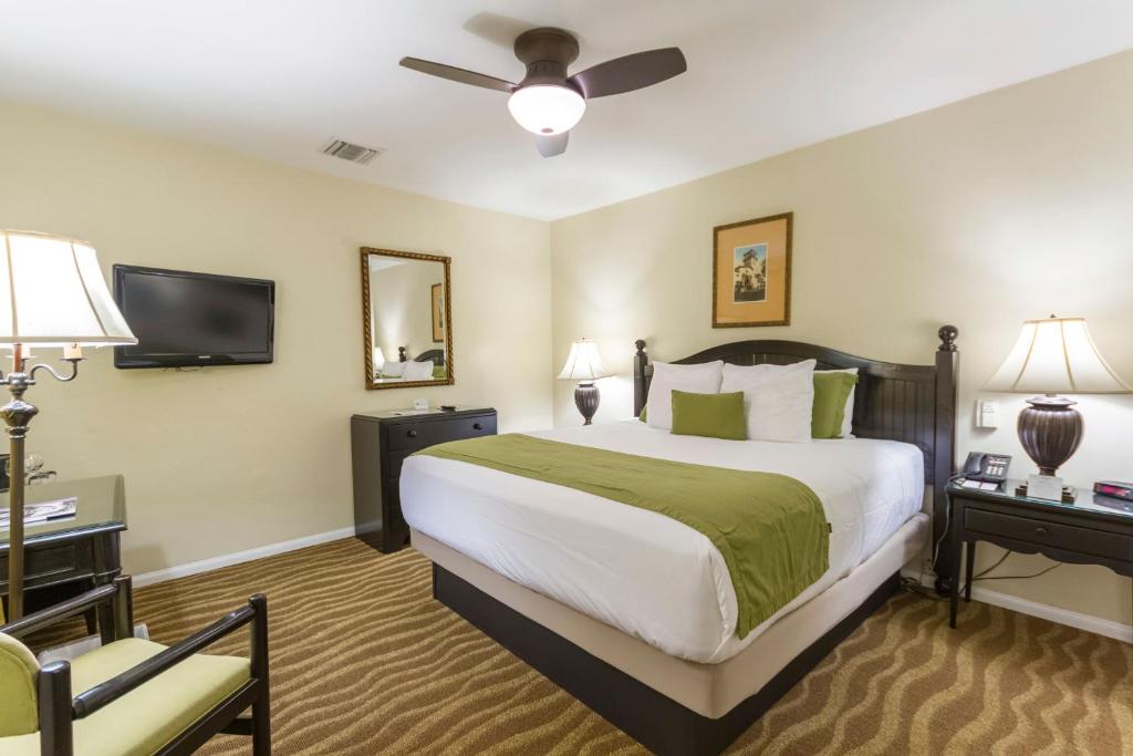 Двухместный (Номер с кроватью размера «king-size») мотеля Coast Village Inn, Санта-Барбара