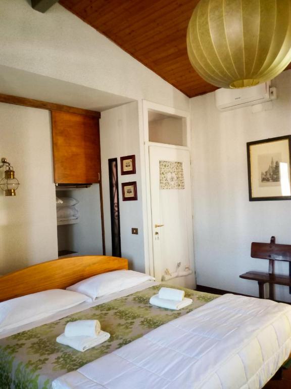Двухместный (Двухместный номер с 1 кроватью или 2 отдельными кроватями и балконом) отеля Bed and Breakfast Mimosa, Кашина