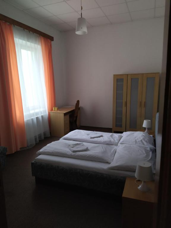 Двухместный (Двухместный номер с 1 кроватью или 2 отдельными кроватями, общая ванная комната) хостела Tourist room Maria, Острава