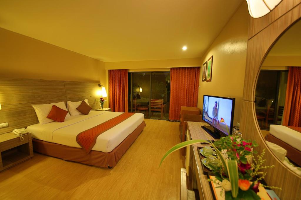 Двухместный (Улучшенный номер с видом на бассейн) курортного отеля The Green Park Resort, Паттайя