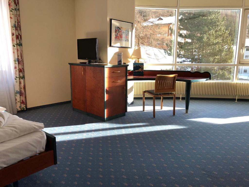 Сьюит (Полулюкс с панорамным видом) отеля Thermal Hotels & Walliser Alpentherme Leukerbad, Лойкербад