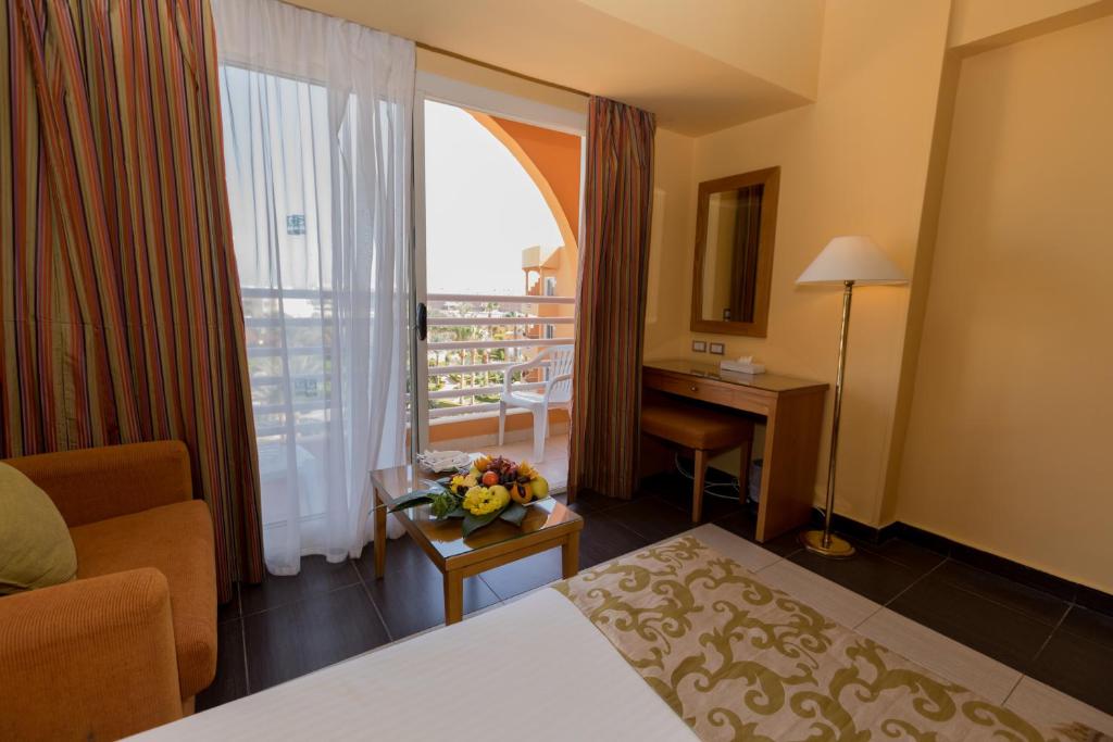 Двухместный (Стандартный двухместный номер с 1 кроватью и видом на море) курортного отеля Movie Gate Golden Beach Hotel, Хургада