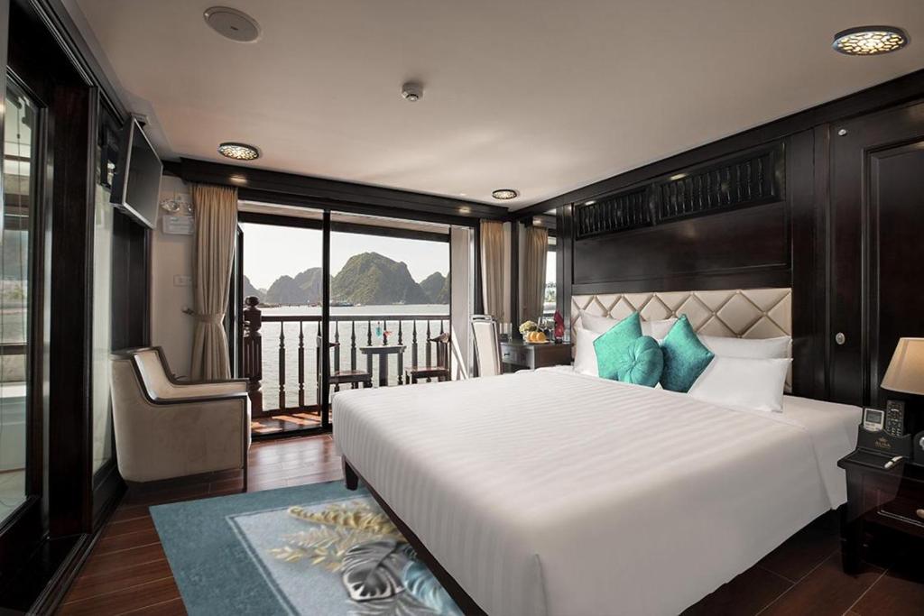 Сьюит (Улучшенный люкс с видом на океан - 2 дня и 1 ночь) отеля Alisa Cruise, Халонг