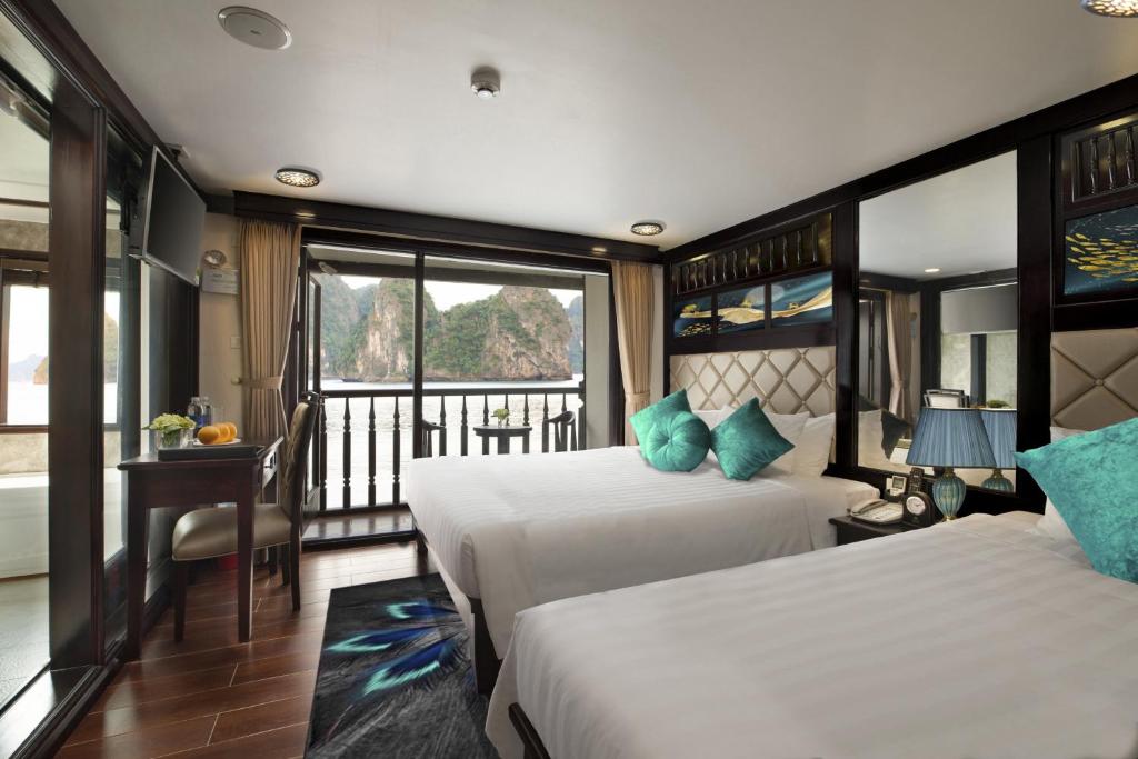 Сьюит (Улучшенный люкс с видом на океан - 3 дня и 2 ночи) отеля Alisa Cruise, Халонг