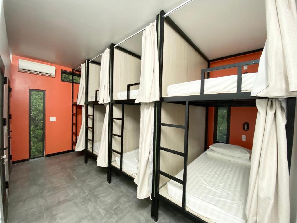 Номер (Кровать в общем 8-местном номере для мужчин и женщин) отеля Jasmine Hostel, Хазянг