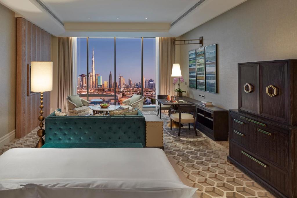 Трехместный (Улучшенный номер с кроватью размера «king-size») курортного отеля Mandarin Oriental Jumeira, Dubai, Дубай