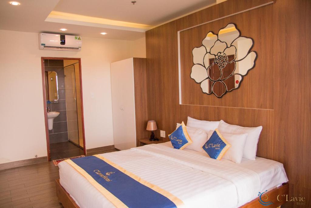 Двухместный (Большой двухместный номер с 1 кроватью) отеля C'Lavie Hotel - Saigon Airport Hotel, Хошимин