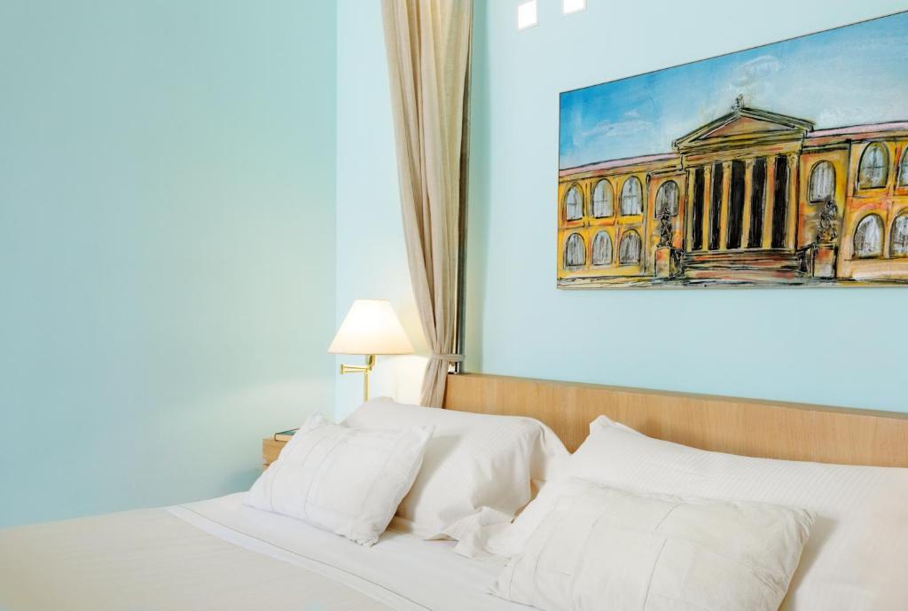 Двухместный (Superior room with a four poster bed) отеля Hotel Palazzo Brunaccini, Палермо