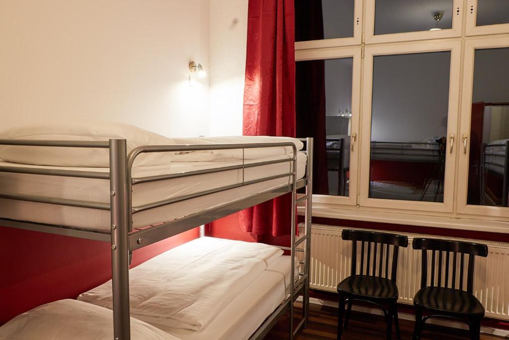 Номер (Кровать в общем номере для женщин с 4 кроватями) хостела Ballhaus Berlin Hostel, Берлин