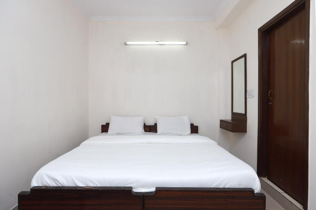 Трехместный (Трехместный номер с ванной комнатой) отеля SPOT ON 29024 Jageer Palace, Дели