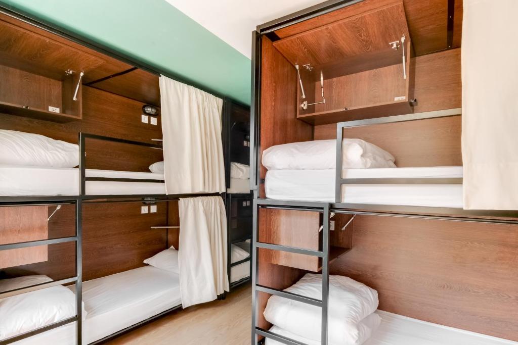 Номер (Кровать в небольшом общем номере) хостела Selina Porto, Порту