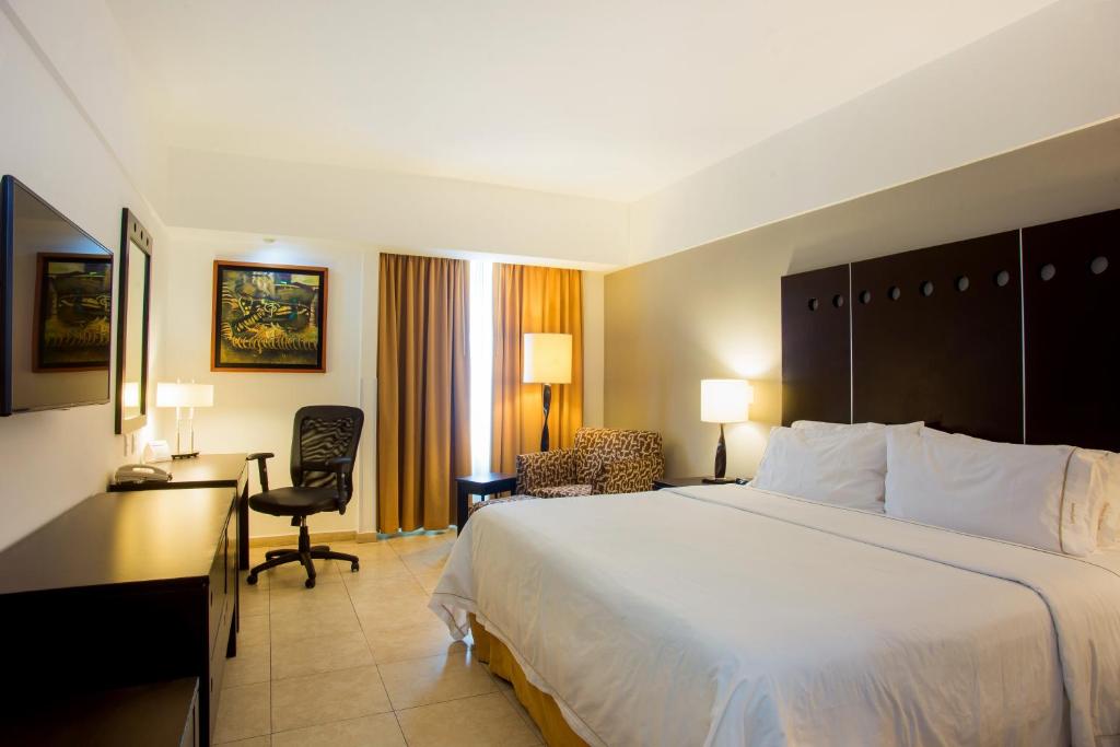 Сьюит (Люкс с кроватью размера «king-size» - Для некурящих) отеля Holiday Inn Express Tapachula, Тапачула