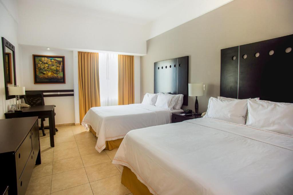 Двухместный (Двухместный номер с 2 двуспальными кроватями - Для некурящих) отеля Holiday Inn Express Tapachula, Тапачула