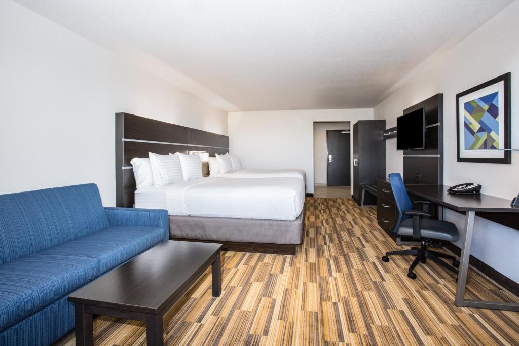 Сьюит (Люкс с 2 кроватями размера «queen-size») отеля Holiday Inn Express & Suites - Rapid City - Rushmore South, an IHG Hotel, Рапид-Сити