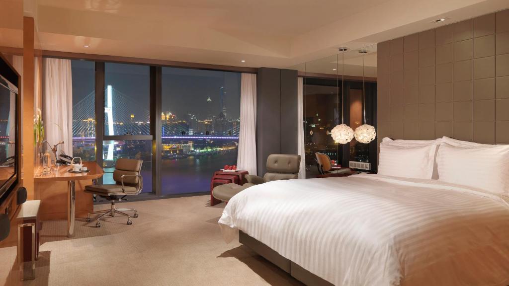 Двухместный (Клубный номер с кроватью размера «king-size») отеля InterContinental Shanghai Expo, Шанхай