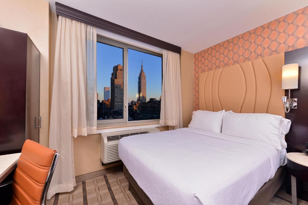 Двухместный (Номер с кроватью размера «king-size» - Вид на Манхэттен) отеля Holiday Inn New York City - Times Square, an IHG Hotel, Нью-Йорк