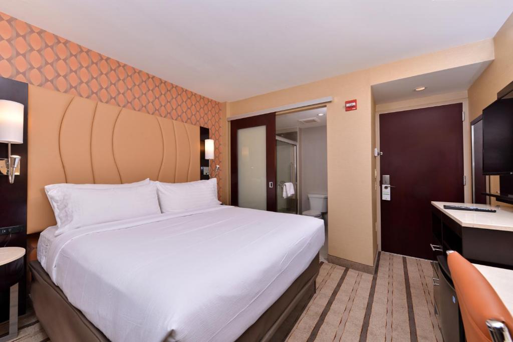 Двухместный (Номер с кроватью размера «king-size») отеля Holiday Inn New York City - Times Square, an IHG Hotel, Нью-Йорк