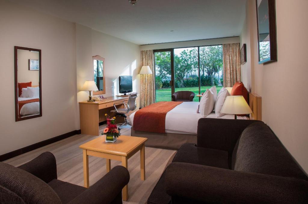 Четырехместный (Номер «Премиум» с кроватью размера «king-size» и односпальным диваном-кроватью) отеля Crowne Plaza Muscat, Маскат