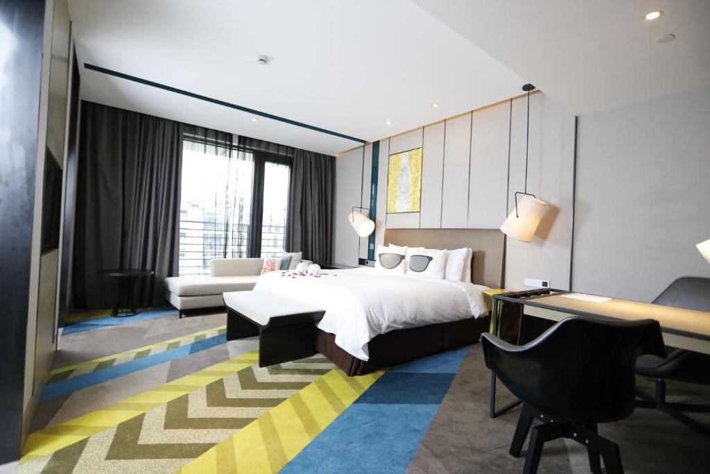 Двухместный (Улучшенный номер с кроватью размера «king-size») отеля MiniMax Premier Hotel Shanghai Hongqiao, Шанхай