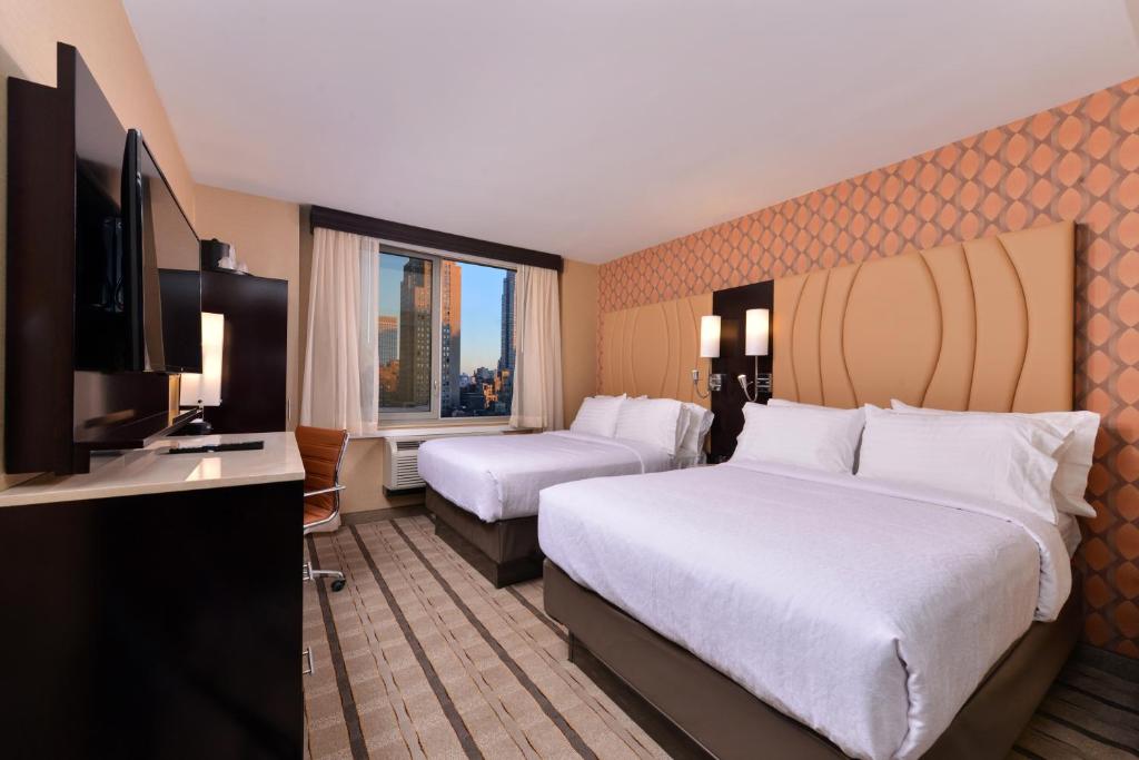 Двухместный (Двухместный номер с 2 двуспальными кроватями — Manhattan View) отеля Holiday Inn New York City - Times Square, an IHG Hotel, Нью-Йорк
