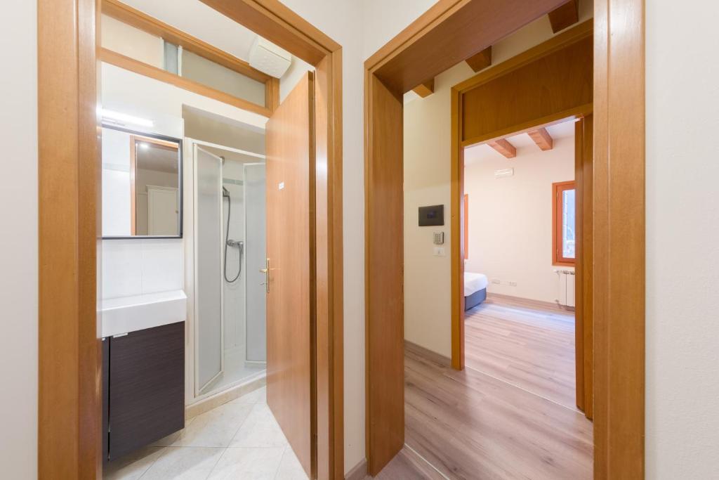 Двухместный (Двухместный номер с 1 кроватью и собственной ванной комнатой вне номера) гостевого дома B&B Casanova ai Tolentini, Венеция