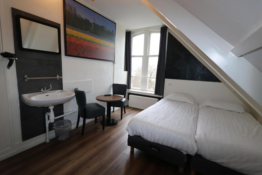 Двухместный (Двухместный номер с 2 отдельными кроватями и общей ванной комнатой) отеля Budget Hotel Hortus, Амстердам