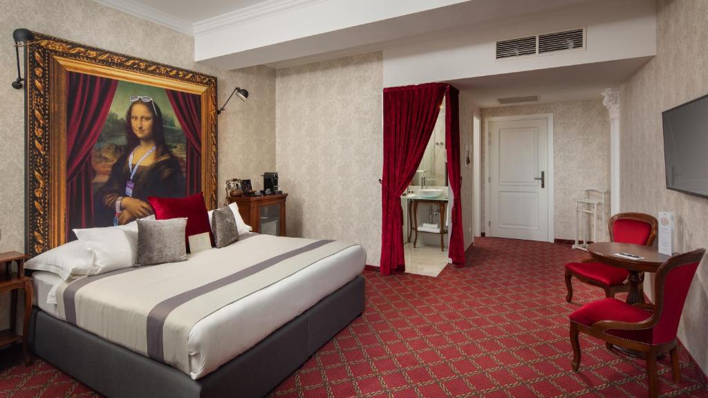 Трехместный (Номер Mystery с кроватью размера «king-size» и диваном-кроватью) отеля Mystery Hotel Budapest, Будапешт