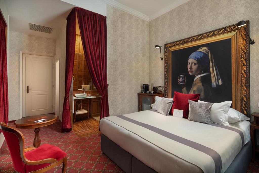 Двухместный (Улучшенный номер с кроватью размера «king-size») отеля Mystery Hotel Budapest, Будапешт