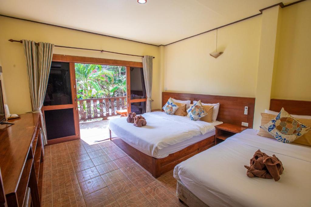Трехместный (Семейный номер с кондиционером, рядом с пляжем) курортного отеля Coral View Resort, Ко Тао