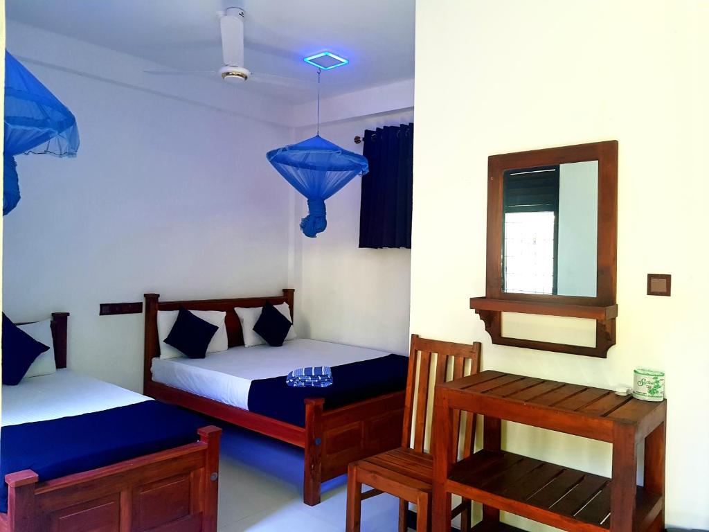 Двухместный (Стандартный двухместный номер с 1 кроватью и вентилятором) гостевого дома Natraj Hotel, Тринкомали