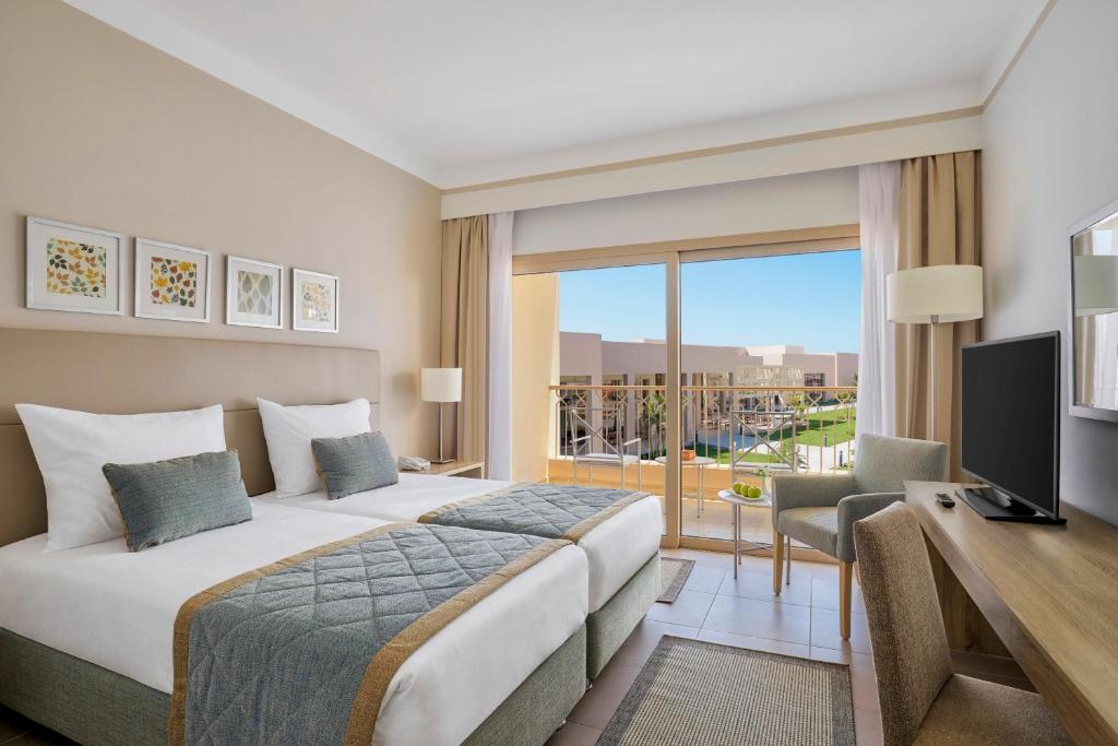 Семейный (Улучшенный семейный двухместный номер с 2 отдельными кроватями и видом на бассейн) курортного отеля Jaz Maraya Resort, Марса-эль-Алам