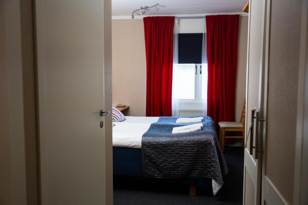 Двухместный (Двухместный номер с 2 отдельными кроватями и собственным туалетом) отеля Hotell Veckefjärden, Эрншельдсвик
