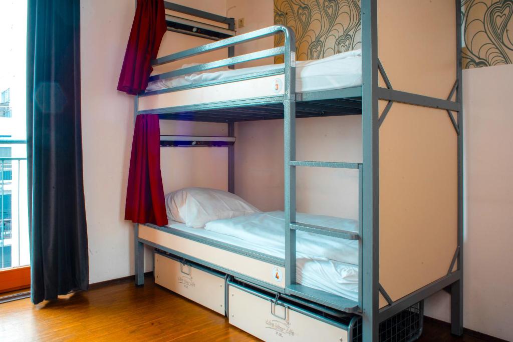 Номер (Кровать в общем номере с 8 кроватями и собственной ванной комнатой) отеля Baxpax Downtown Hostel/Hotel, Берлин