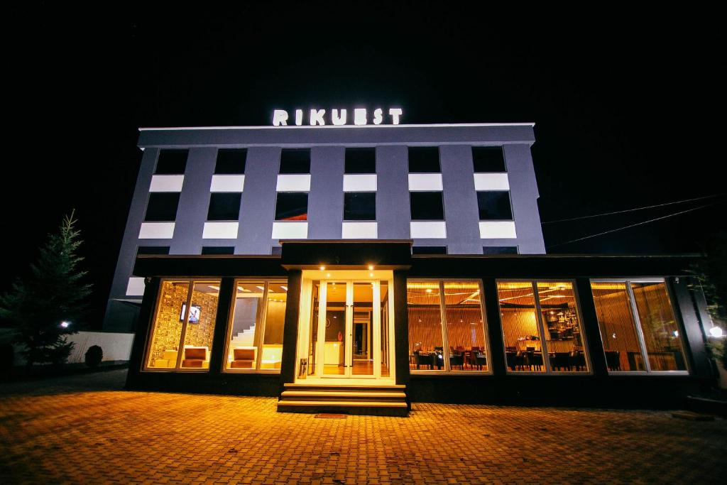 Отель Hotel Rikuest, Корча