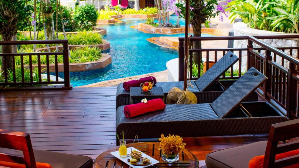 Двухместный (Номер с кроватью размера «king-size» и террасой у бассейна) курортного отеля InterContinental Pattaya Resort, Паттайя