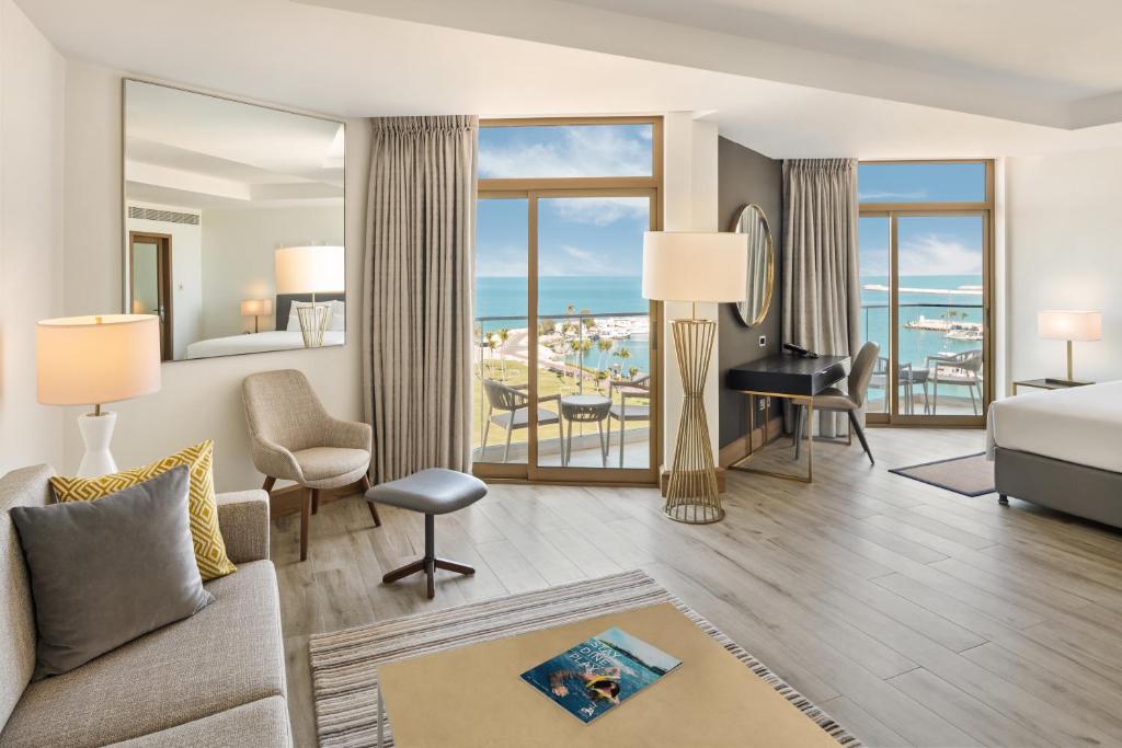 Четырехместный (Семейный люкс «Премиум» с 1 спальней) курортного отеля JA Beach Hotel, Дубай