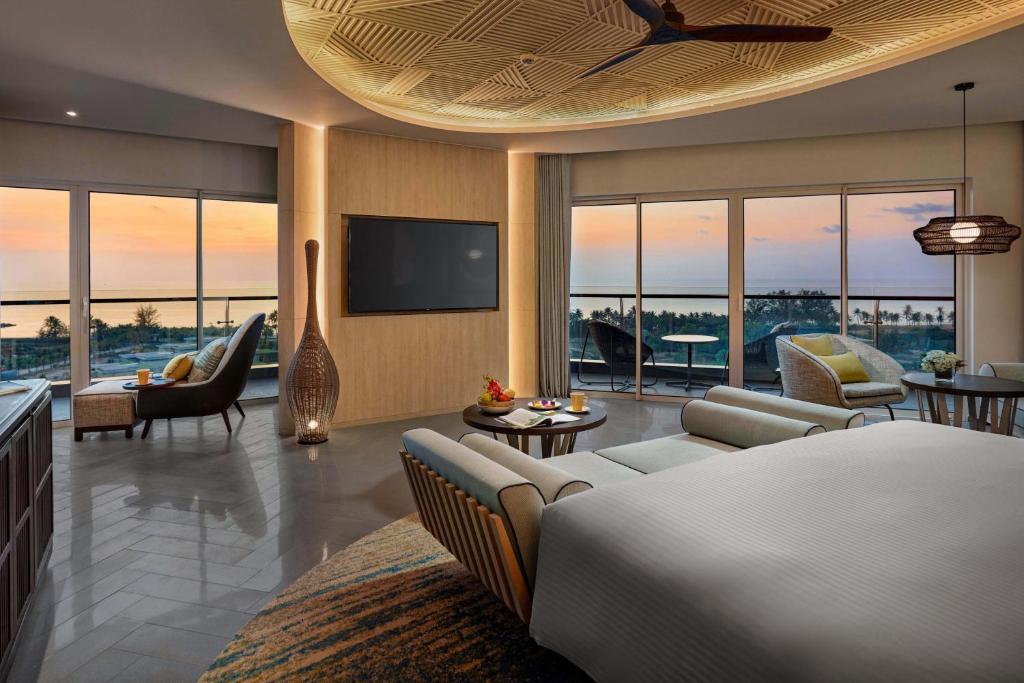 Сьюит (Люкс с кроватью размера «king-size», право посещения лаунджа, вид на океан) отеля Pullman Phu Quoc Beach Resort, Дуонг-Донг