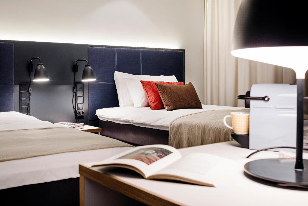 Двухместный (Улучшенный двухместный номер с 2 отдельными кроватями) отеля Hotel Indigo Helsinki-Boulevard, Хельсинки