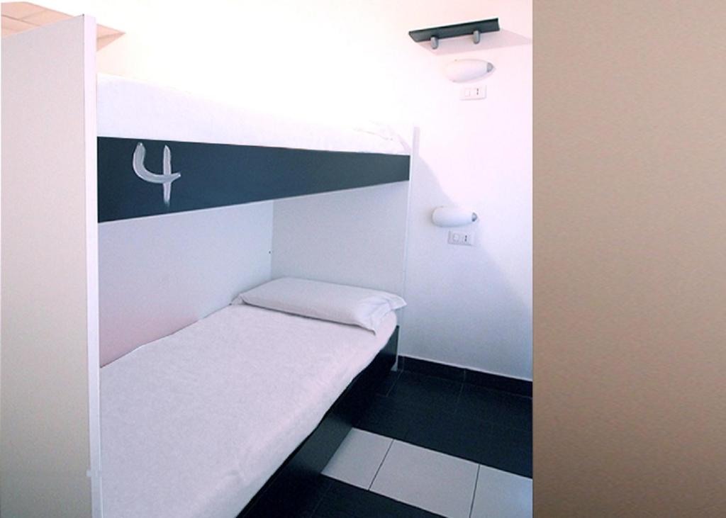 Номер (Односпальная кровать в общем номере с 4 кроватями) хостела New Generation Hostel Urban Brera, Милан
