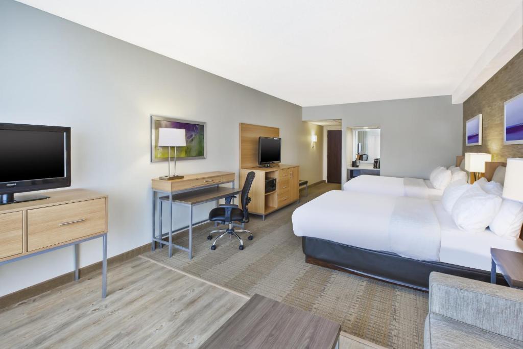 Двухместный (Представительский двухместный номер с 2 двуспальными кроватями) отеля Holiday Inn Rapid City - Rushmore Plaza, an IHG Hotel, Рапид-Сити