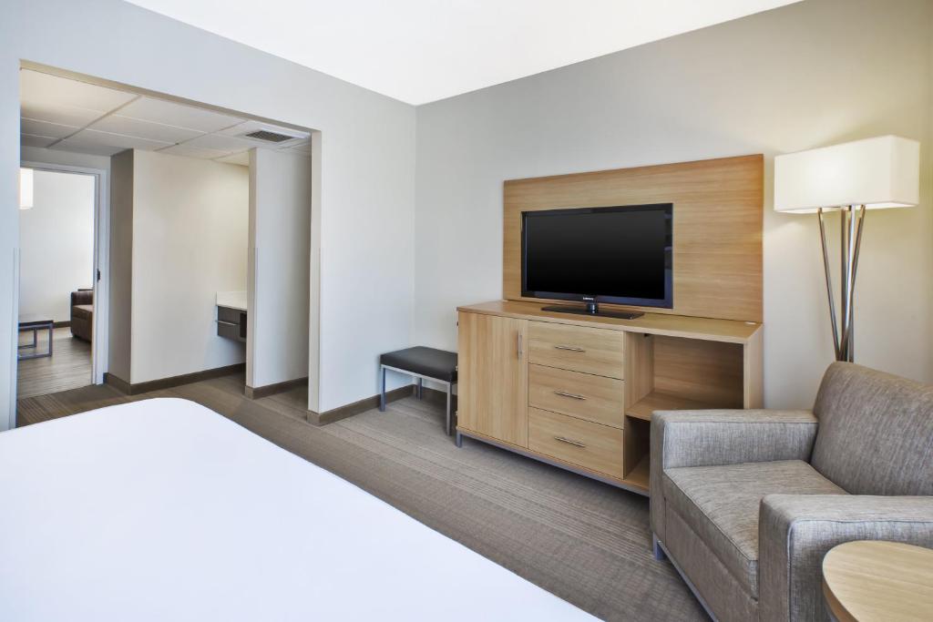 Двухместный (Люкс с 1 спальней и кроватью размера «king-size») отеля Holiday Inn Rapid City - Rushmore Plaza, an IHG Hotel, Рапид-Сити