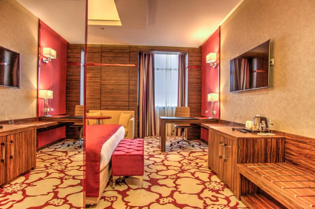 Двухместный (Представительский номер с кроватью размера «king-size» - Для некурящих) отеля Holiday Inn Plovdiv, Пловдив
