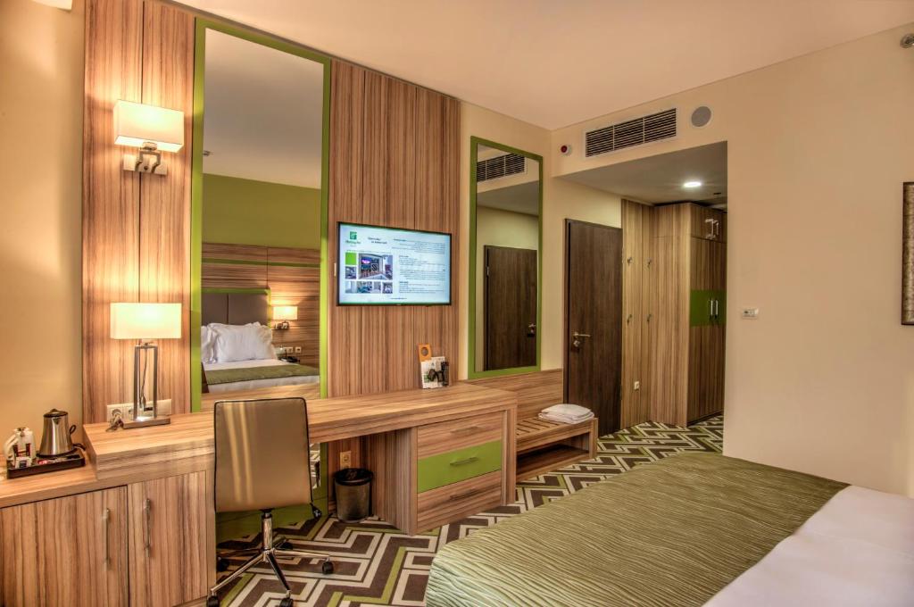 Двухместный (Номер с кроватью размера «queen-size» - Подходит для гостей с ограниченными физическими возможностями - Безбарьерная душевая - Для некурящих) отеля Holiday Inn Plovdiv, Пловдив