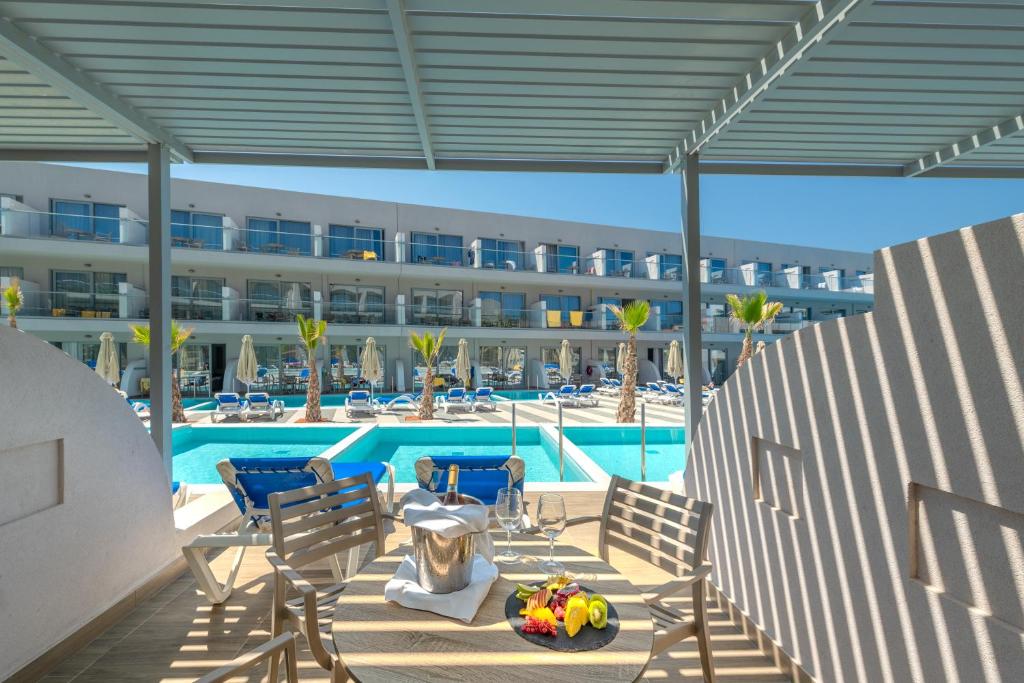 Семейный (Семейный номер с 2 спальными зонами с видом на сад и собственным бассейном (для 2 взрослых и 3 детей)) курортного отеля Lyttos Beach, Херсониссос