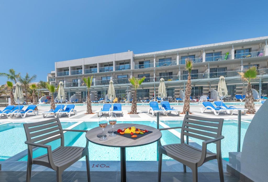 Двухместный (Улучшенный двухместный номер с 1 кроватью, видом на сад и собственным бассейном (для 2 взрослых и 1 ребенка)) курортного отеля Lyttos Beach, Херсониссос