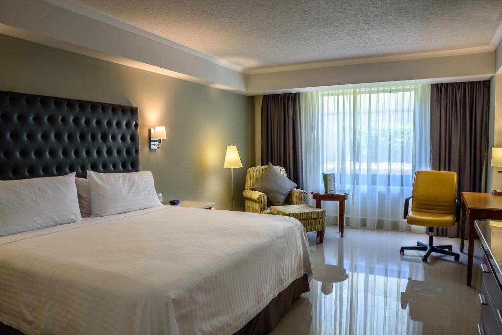 Двухместный (Представительский номер с кроватью размера «king-size» - Для некурящих) отеля Holiday Inn Tuxtla Gutierrez, Тустла-Гутьеррес