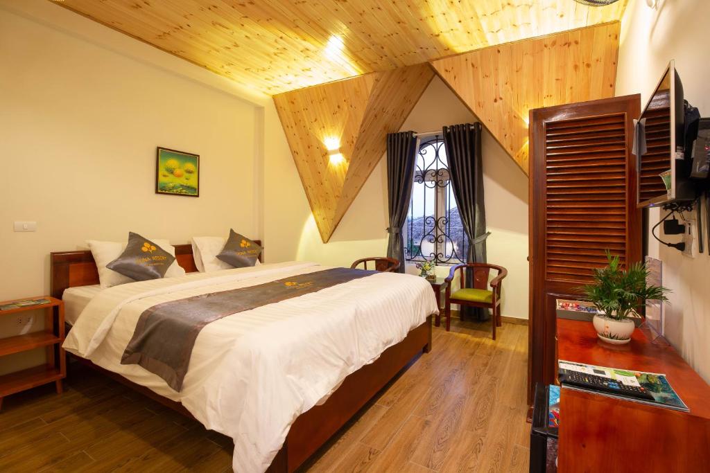 Двухместный (Улучшенный двухместный номер с 1 кроватью) курортного отеля SoNa Resort, Ниньбинь