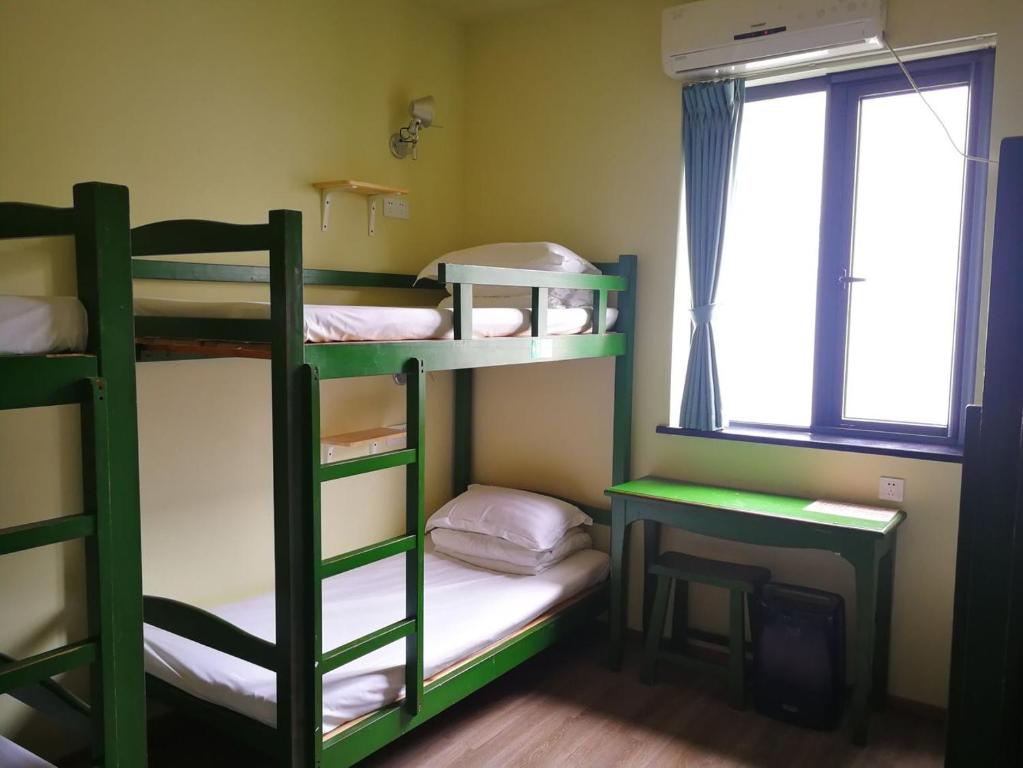 Номер (Кровать в общем номере для мужчин с 3 кроватями) хостела Ho Fang International Youth Hostel, Ханчжоу