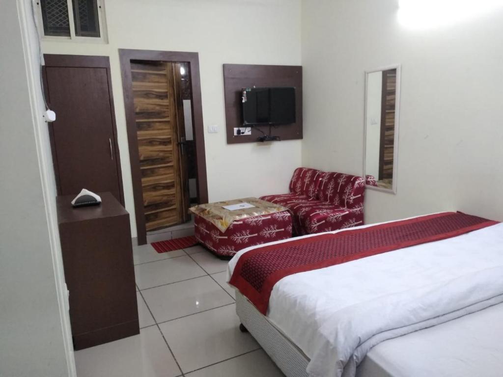 Двухместный (Улучшенный номер с кроватью размера «king-size») отеля Airport Hotel Edge Home stay, Нью-Дели