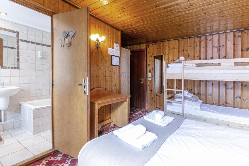 Четырехместный (Четырехместный номер) отеля Hotel Le Chamonix, Шамони-Мон-Блан